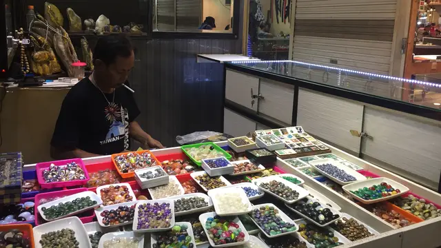 Penjual batu akik di Pasar Rawabening