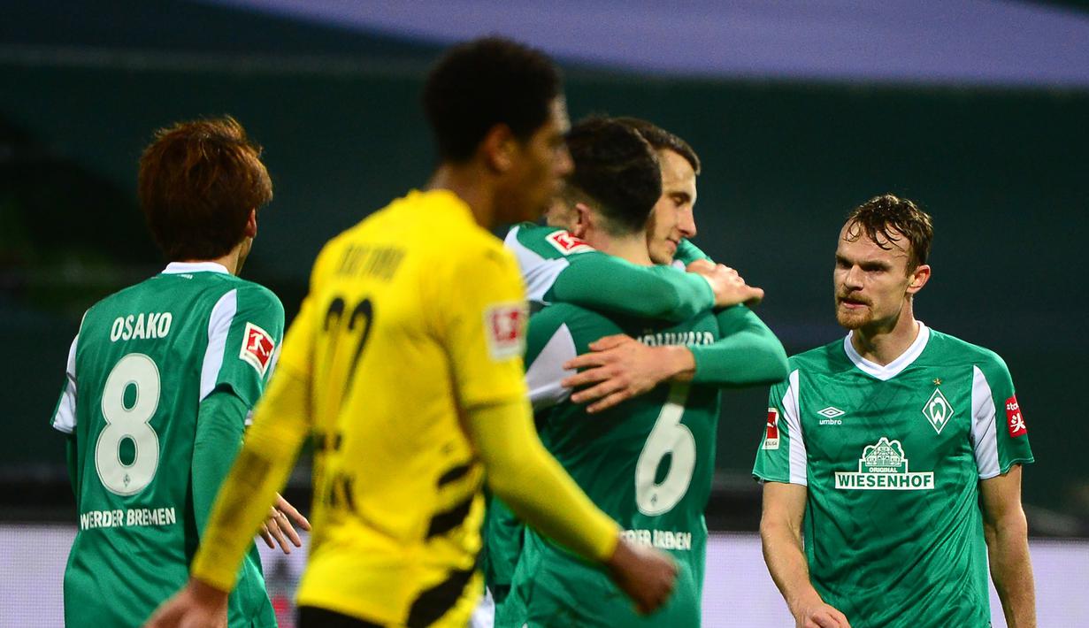 Gelandang Werder Bremen, Kevin Moehwald (tengah), melakukan selebrasi bersama rekannya usai mencetak gol ke gawang Borussia Dortmund dalam laga lanjutan Bundesliga Liga Jerman 2020/21 pekan ke-12 di Weserstadion, Bremen, Rabu (15/12/2020). Bremen kalah 1-2 dari Dortmund. (AFP/Patrik Stollarz/Pool).