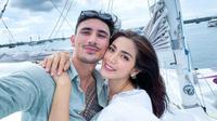 Kejadian kurang mengenakkan sedang menimpa artis Jessica Iskandar. Ibu dua anak ini mengaku baru saja ditipu oleh rekan bisnisnya dan mengalami kerugian hampir  Rp 10 miliar. Namun demikian, sang suami Vincent Verhaag selalu mendampinginya melalui masa-masa sulit ini. (Instagram/inijedar)