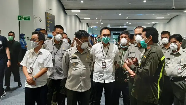 Gunakan masker N95, Menteri Pertanian Syahrul Yasin Limpo, inspeksi pengawasan tindakan karantina lalu lintas hewan dan produk hewan di Bandara Soekarno Hatta. (Pramita/Liputan6.com)
