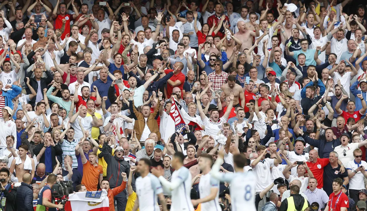 Para pemain Inggris merayakan kemangan bbersama fans saat melawan Wales pada laga Euro 2016 grup B di Stadion Bollaert-Delelis, Lens, Kamis (16/6/2016). (REUTERS/Carl Recine)