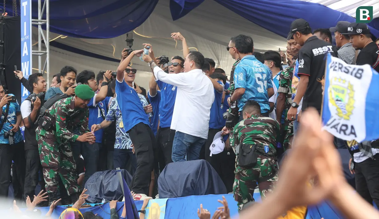 Pemain Persib Bandung, Beckham Putra menari di atas panggung saat merayakan gelar juara BRI Liga 1 2023/2024 di kediaman Umuh Muchtar, Tanjungsari, Sumedang, Minggu (02/06/2024). (Bola.com/M Iqbal Ichsan)