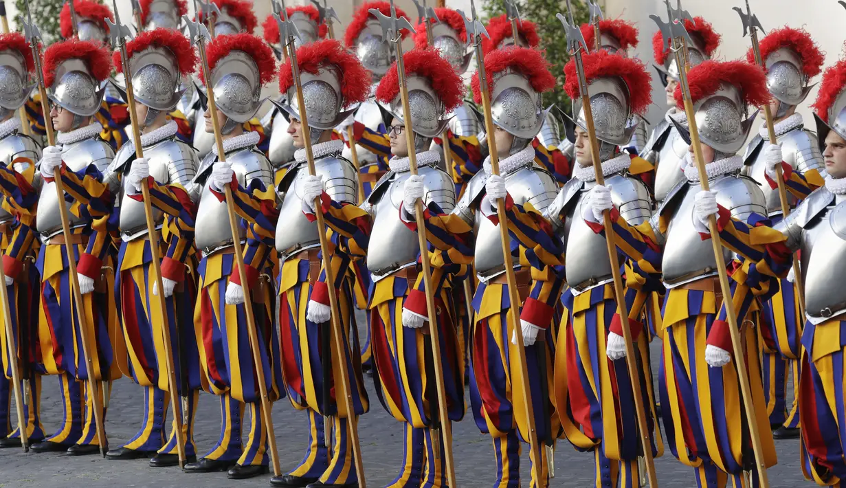 Garda Swiss atau Pasukan pengawal Paus berbaris di halaman St. Damaso pada upacara pelantikan di Vatikan, Kamis (6/5/2021). Anggota baru dilantik setiap tahun pada 6 Mei sebagai peringatan dimana 147 tentara Swiss tewas saat membela Paus dalam peristiwa jatuhnya Roma pada 1527. (AP/Andrew Medichini