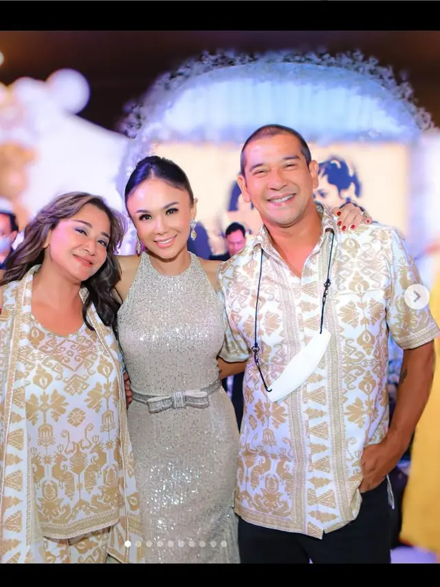 Yuni Shara dalam sebuah acara bersama para kerabatnya. (Fotografi: Pemilik akun Instagram @atanlemosphotowork via Instagram yunishara36)