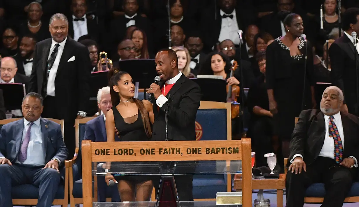 Ariana Grande mendengar Uskup Charles H. Ellis III berbicara dalam upacara pemakaman Aretha Franklin di Greater Grace Temple, Detroit, Michigan, AS, Jumat (31/8). Dugaan pelecehan Ariana memunculkan tagar #RespectAriana. (Angela Weiss/AFP)