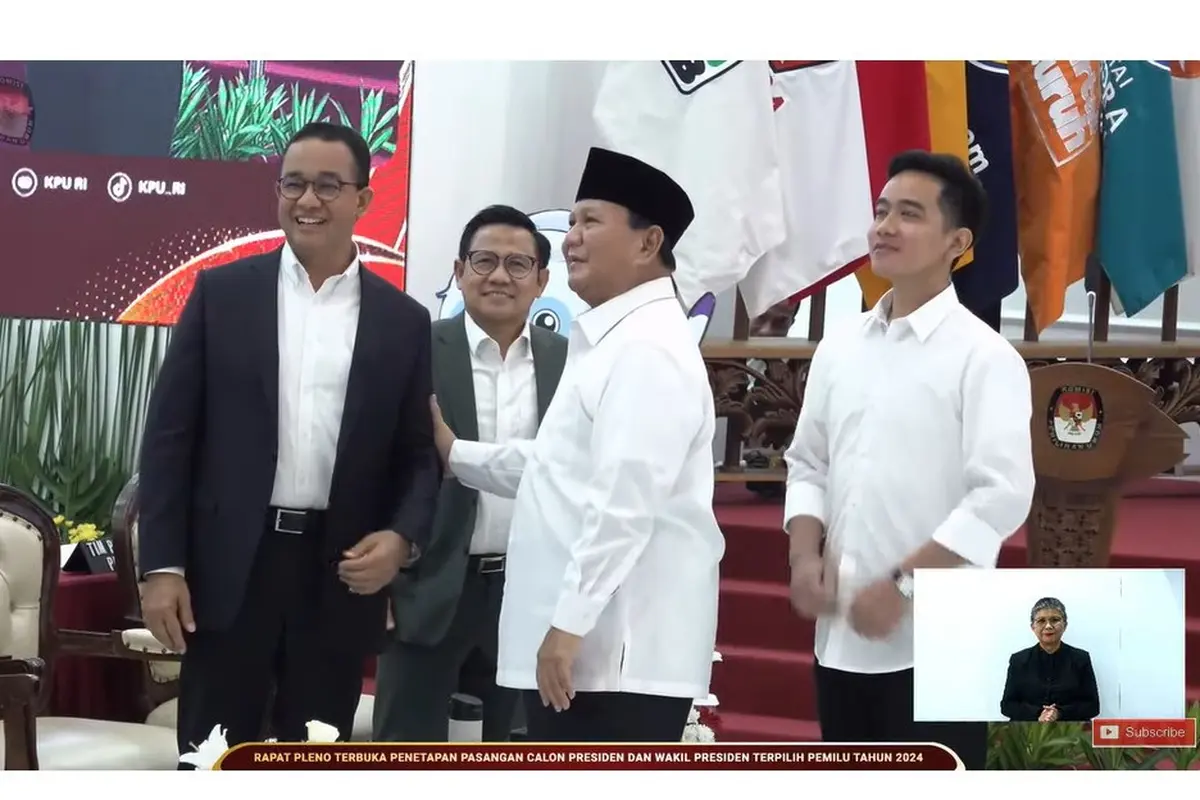 Momen Presiden Terpilih 2024 Prabowo Subianto bersalaman dengan Calon Presiden (Capres) Nomor Urut 01 Anies Baswedan usai menyampaikan pidato di Komisi Pemilihan Umum Republik Indonesia (KPU RI).
