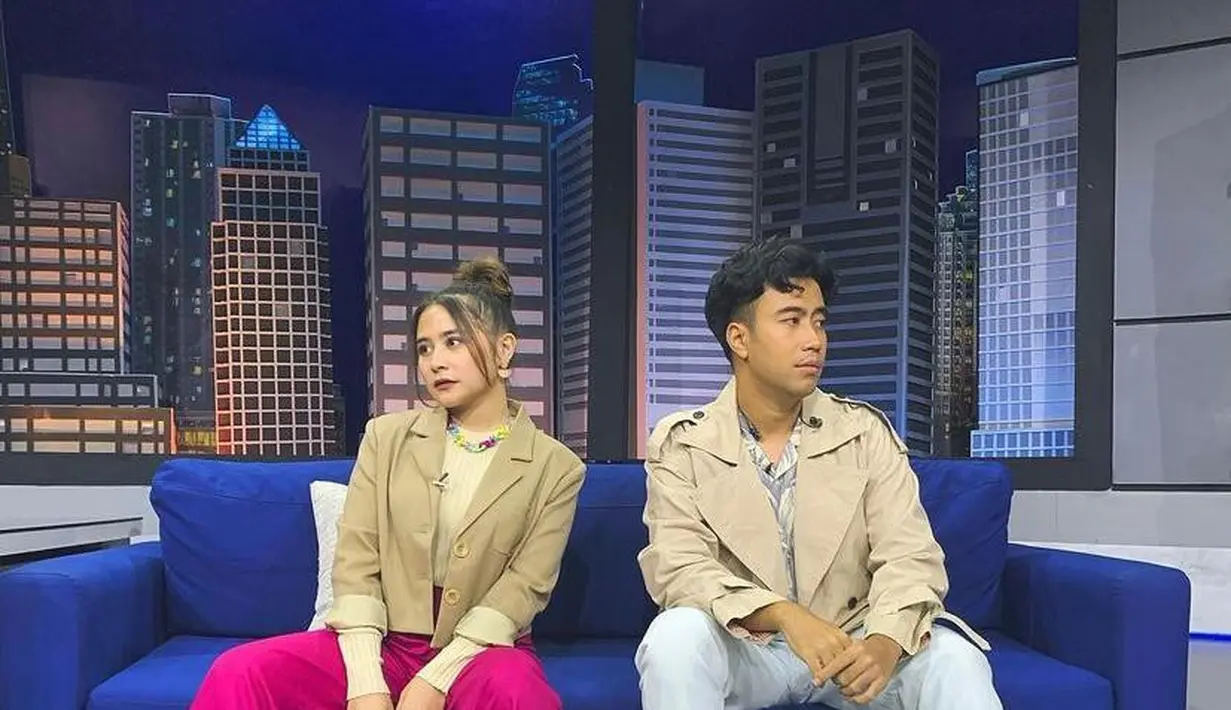 Celana warna pink juga cocok dipadukan dengan outfit warna nude seperti gaya Prilly Latuconsina di acara talkshow ini (Instagram/prillylatuconsina96).
Effortlessly stylish dengan padu padan long sleeve warna putih dan pleats skirt warna pink. Pancarkan aura feminin (Instagram/cassandraslee).