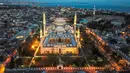 Pandangan dari udara yang diambil pada 26 April 2020 menunjukkan masjid Suleymaniye saat waktu puasa selama penerapan jam malam empat hari untuk mencegah penyebaran covid-19 di Istanbul. (Photo by Ozan KOSE / AFP)