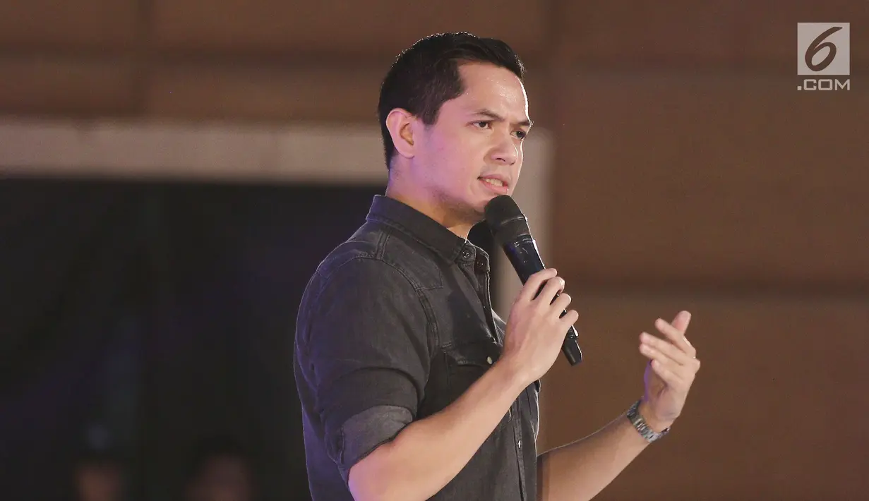 Artis peran Dude Harlino menjadi pembicara pada acara Emtek Goes To Campus (EGTC) 2018 di Universitas Negeri Semarang, Kamis (18/7). Dude Harlino membagikan pengalaman dan rahasia suksesnya kepada peserta EGTC (Liputan6.com/Herman Zakharia)