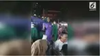 Seorang pedagang memang harus memutar otak agar dagangannya bisa dibeli banyak orang. Salah satunya dilakukan seorang pedagang pria di Malaysia ini.

 