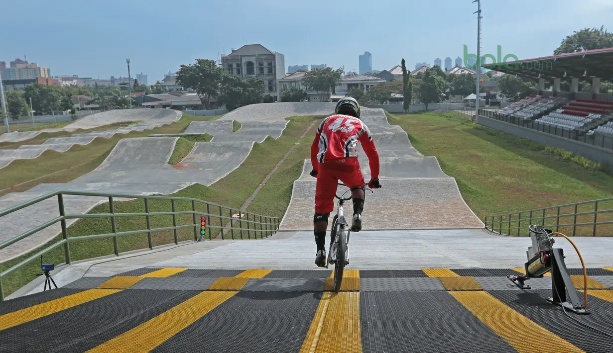 Aksi atlet BMX, Toni Syarifudin bersiap menaklukkan track di Pulomas, Jakarta (21/6/2018). Tiga atlet BMX putra Indonesia mengikuti seleksi menuju Asian Games 2018. (Bola.com/Nick Hanoatubun)