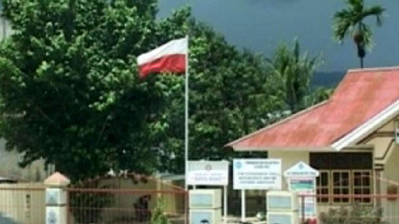 Bendera terbalik di kantor Lurah Kedonganan