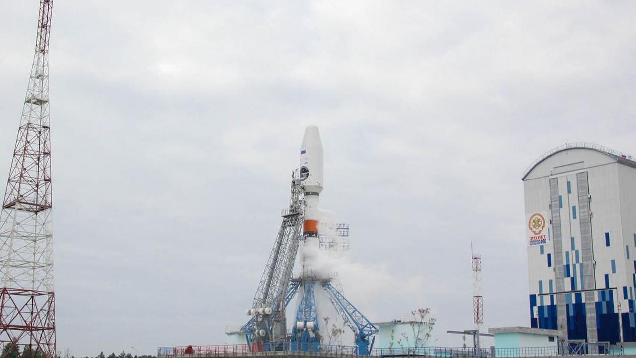 Setelah hampir 50 tahun, Rusia akhirnya kembali menjalankan misi eksplorasi Bulan. 

Rusia meluncurkan roket Soyuz 2.1 yang membawa robot penjelajah Luna-25 dari Kosmodrom Vostochny, sekitar 5.550 km dari Moskow, pada Jumat (11/8/2023).