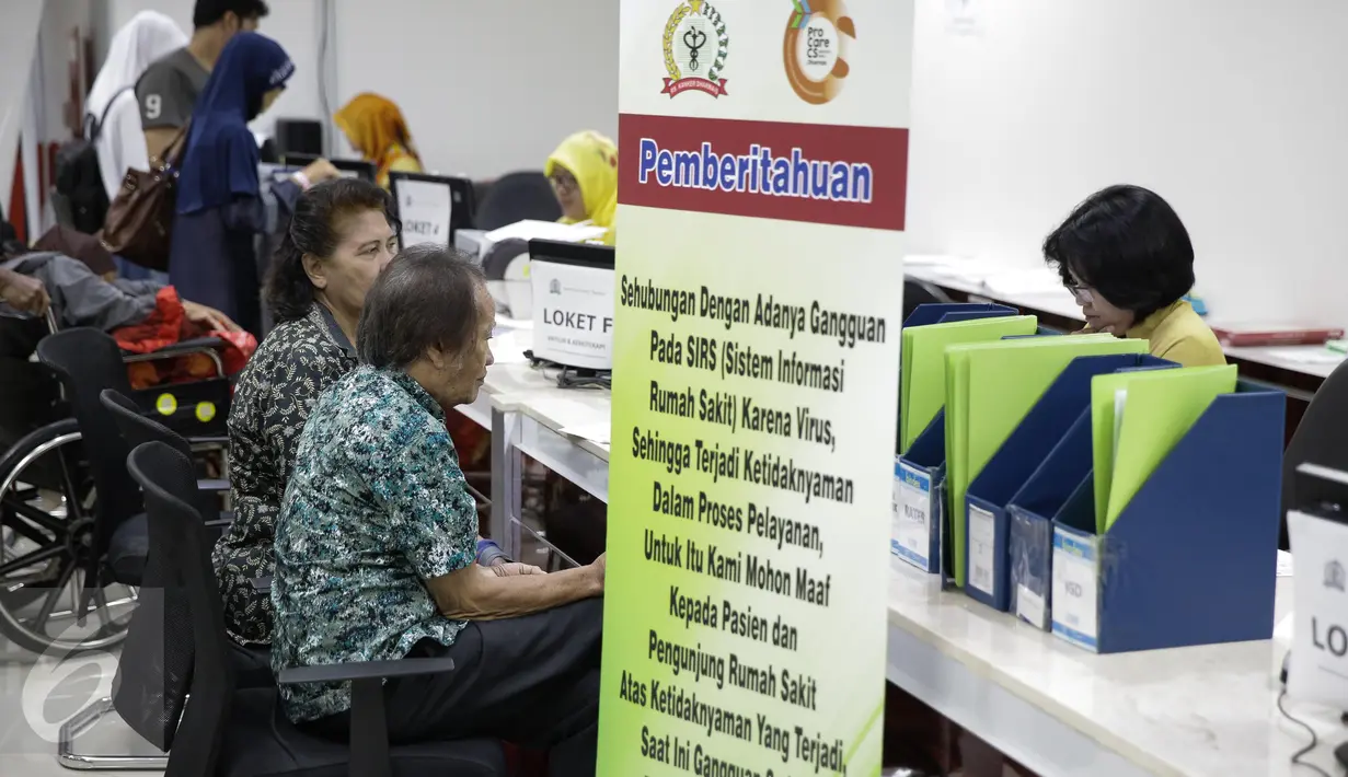 Poster pemberitahuan Ransomware WannaCrypt atau WannaCry dipasang di RS Kanker Dharmais, Jakarta, Senin (15/5). Akibat serangan ransomware WannaCrypt antrean pasien di Rumah Sakit Dharmais tidak berfungsi. (Liputan6.com/Faizal Fanani)