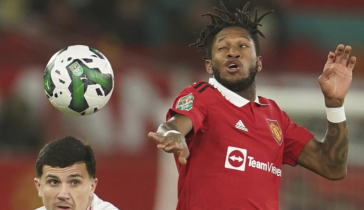 Pemain Manchester United, Fred, saat melawan Charlton Athletic pada laga Carabao Cup di Stadion Old Trafford (10/1/2023). Penampilan Fred semakin gemilang terutama saat MU membungkam rival Manchester City beberapa waktu lalu. (AP Photo/Dave Thompson)