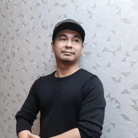 "Ketika kita lagi syuting adegan itu tiba-tiba kamera mati. Diulang, kamera mati lagi," kata Raditya Dika di kantor Rapi Films, kawasan Cikini, Jakarta Pusat, Rabu (16/11). (Galih W. Satria/Bintang.com)