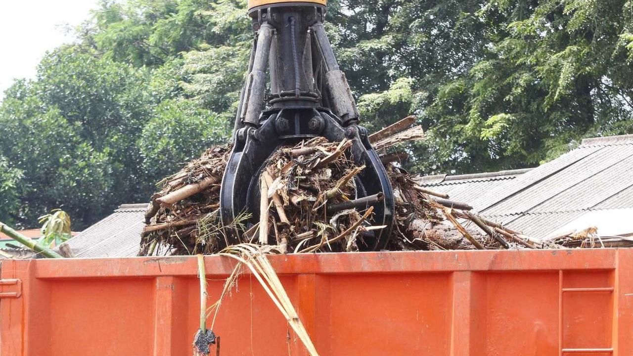 Ribuan ton sampah terbawa banjir kiriman diangkut dari Sungai Ciliwung