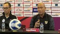 Pelatih Timnas Indonesia U-16, Nova Arianto saat menggelar konferensi pers di Hotel Paragon, Solo pada Kamis (20/6).(Liputan6.com/Fajar Abrori)