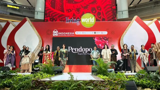 Aksi Para CEO Jalan di Catwalk Tutup Resmi Indonesia Shopping Festival 2024