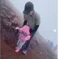 Tanggapan Orangta yang Viral karena Mengajak Anak Balitanya Ikut Mendaki Gunung. foto: Instagram @kabarbintaro