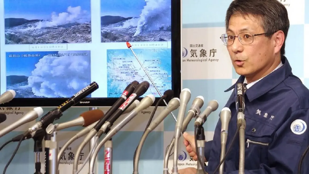 Juru bicara badan meteorologi Jepang menjelaskan erupsi gunung Yama yang terjadi pada Kamis, 19 April 2018 (AFP)