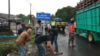 Protes sering kecelakaan, aksi Pemuda Paguyangan Bumiayu turun ke jalan pasang papan petunjuk jalur keselamatan. (Liputan6.com/Fajar Eko Nugroho)