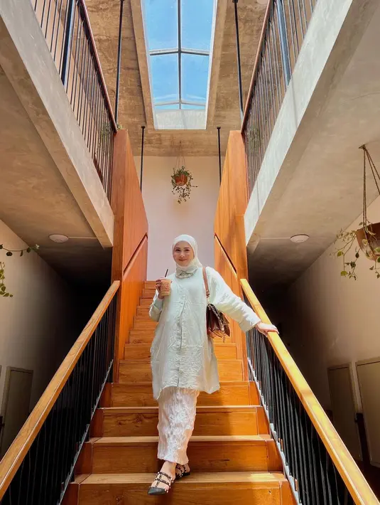 <p>OOTD lain yang mudah ditiru adalah dengan menggunakan tunik panjang atau kemeja panjang. Seperti Kesha Ratuliu, pilihan busana ini akan menunjukkan baby bump dengan outfit yang manis. [Instagram/kesharatuliu05]</p>