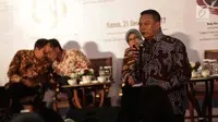Mayjen (Pur), Dr. Tubagus Hasanuddin, SE, MM. (Komisi I DPR RI) memaparkan segala tantangan dan peluang politik yang akan dihadapi pada tahun 2018, pada acara Rembuk Nasional 2017, "Outlook 2018" di Jakarta, Kamis (21/12). (Liputan6.com/Faizal Fanani)