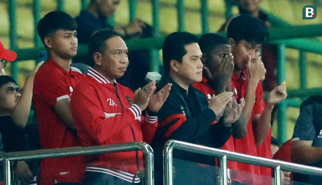 Ketua PSSI, Erick Thohir, bersama pemain Timnas Indonesia U-20 menonton laga Timnas Indonesia melawan Burundi pada pertandingan kedua FIFA Matchday di Stadion Patriot Candrabhaga, Bekasi, Selasa (28/3/2023). Dengan adanya pembatalan tersebut, Timnas Indonesia U-20 dipastikan gagal berlaga di Piala Dunia U-20 tahun ini. (Bola.com/M Iqbal Ichsan)