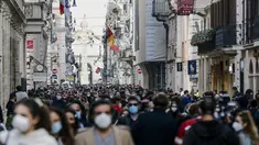 Orang-orang memadati jalan pusat perbelanjaan Via del Corso menyusul pembatasan COVID-19 yang dilonggarkan di Roma, Italia, Sabtu (6/2/2021). Italia melonggarkan pembatasan dan karantina di beberapa wilayah yang telah berlangsung sejak sebelum Natal tahun lalu. (Cecilia Fabiano/LaPresse via AP)