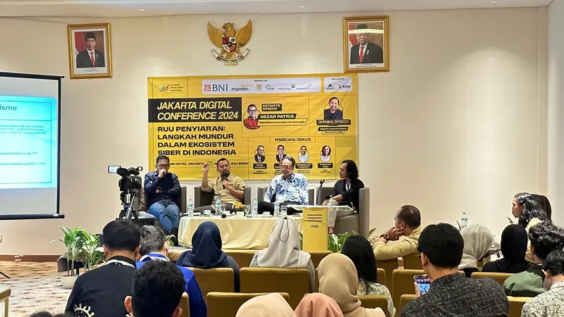Asosiasi Media Siber Indonesia (AMSI) DKI Jakarta menggelar diskusi bertajuk "RUU Penyiaran: Langkah Mundur dalam Ekosistem Siber di Indonesia" di kawasan Menteng, Jakarta Pusat, Kamis (4/7/2024). (Liputan6.com/Nanda Perdana Putra)