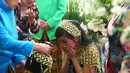 Siraman pertama dari papanya, Piet Priatno Priatman Tirto Adhi Soerjo. Beberapa kali papanya menyiram putrinya. Selanjutnya dari mamanya yang juga artis senior, Erna Santoso. (Nurwahyunan/Bintang.com)