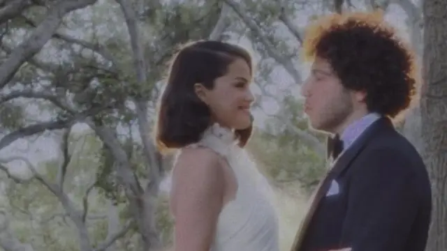 Selena Gomez Resmi Menikah dengan Benny Blanco, Tampil Anggun dalam Gaun Halter dengan Punggung Terbuka Ralph Lauren