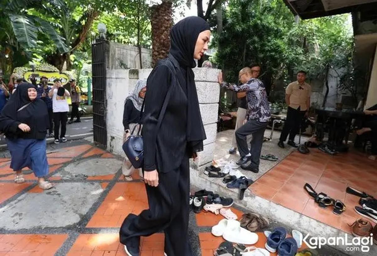 7 Potret Paula Verhoeven Melayat Ayah Baim Wong, Lepas Kepergian Mertua