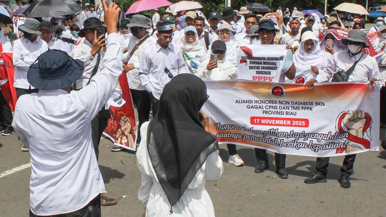 FOTO: Ribuan Honorer Non-Database Geruduk Monas, Tuntut Kepastian Status dan Perlindungan Kerja