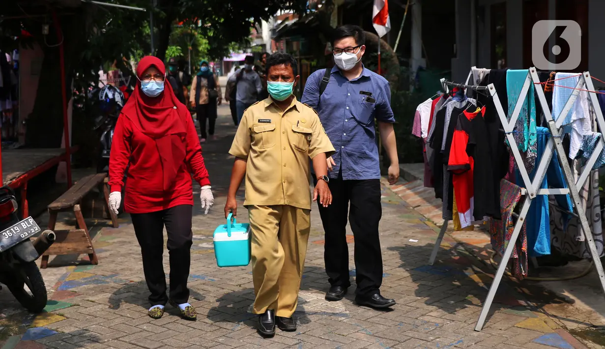 Petugas Puskesmas Gembor melakukan vaksinasi covid 19 kepada anak berkebutuhan khusus, Penyandang disabilitas dan ODGJ dengan mendatangi langsung dari rumah kerumah di kecamatan Priuk, Kota Tangerang, Selasa (8/6/2021).  (Liputan6.com/Angga Yuniar)