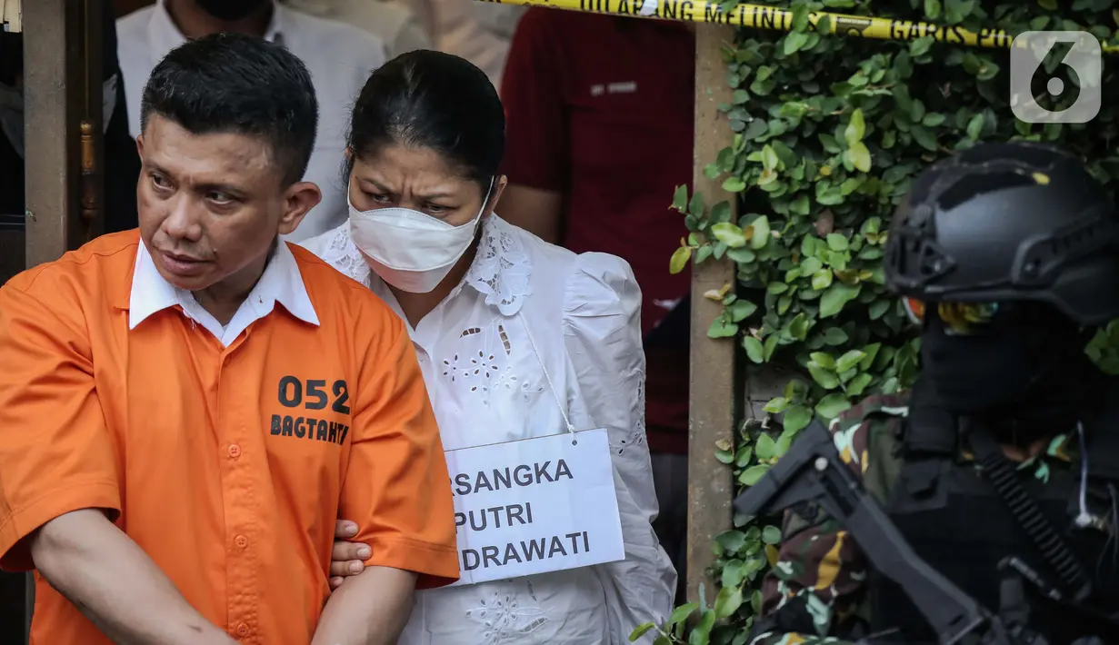 Irjen Ferdy Sambo bersama istrinya, Putri Candrawathi, saat rekonstruksi pembunuhan berencana terhadap Nofriansyah Yosua Hutabarat atau Brigadir J di rumah dinas Duren Tiga, Jakarta, Selasa (30/8/2022). (Liputan6.com/Faizal Fanani)