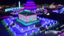 Bangunan Harbin Ice-Snow World yang terbuat dari balok es terlihat berwarna-warni di provinsi Heilongjiang, Tiongkok (2/1). Harbin Ice and Snow Sculpture Festival ini menarik ratusan ribu pengunjung setiap tahunnya. (AFP Photo/China Out)