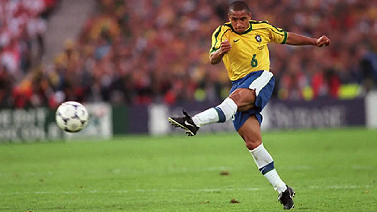 Tendangan geledek Roberto Carlos saat Brasil vs Prancis di Turnoi de France 1997