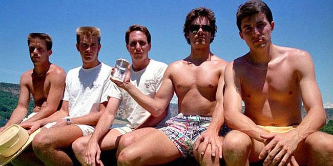 1987, 5 pria dengan pose sama