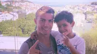 Ronaldo bersama anaknya (Mirror)
