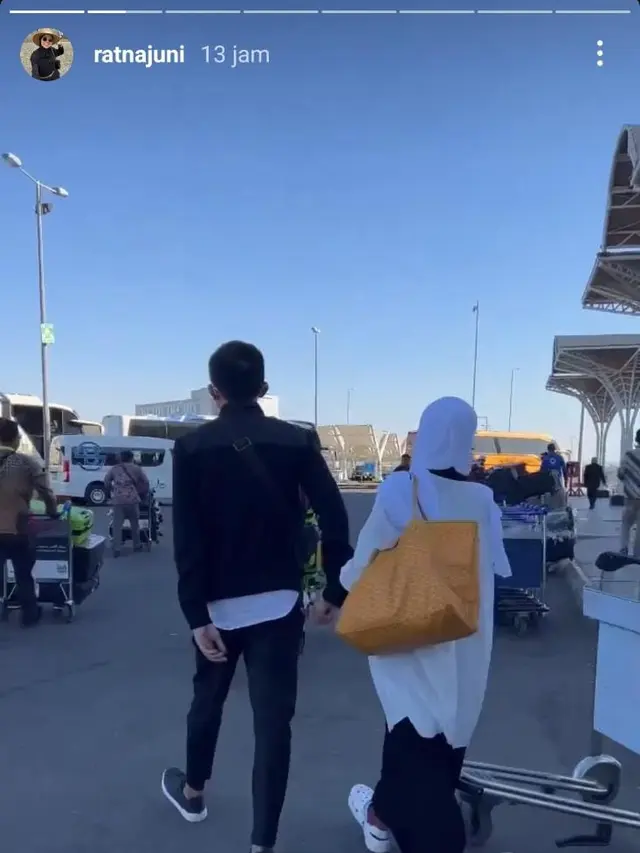 Potret mesra Ayu Dewi dan Regi Datau saat umrah