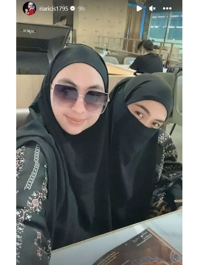 6 Momen Ria Ricis dan Teuku Ryan Berangkat Umrah Bareng, Belum Tampak Berinteraksi