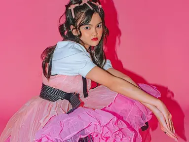 Dalam pemotretan kali ini, Cut Keysha tampil dengan baju bernuansa pink, putih, dan hitam. Pemotretan ini mengusung tema  Pink Punk dengan nuansa colorful. (Liputan6.com/IG/haqeeu)