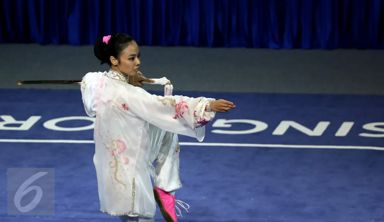 Ekspresi atlet wushu Indonesia, Lindswell Kwok saat tampil di nomor pedang TaijiJian SEA Games 2015 di SingaporeExpo, Singapura, Senin (8/6/2015). Lindswell Kwok berhasil meraih medali emas keduanya di SEA Games 2015. (Liputan6.com/Helmi Fithriansyah)