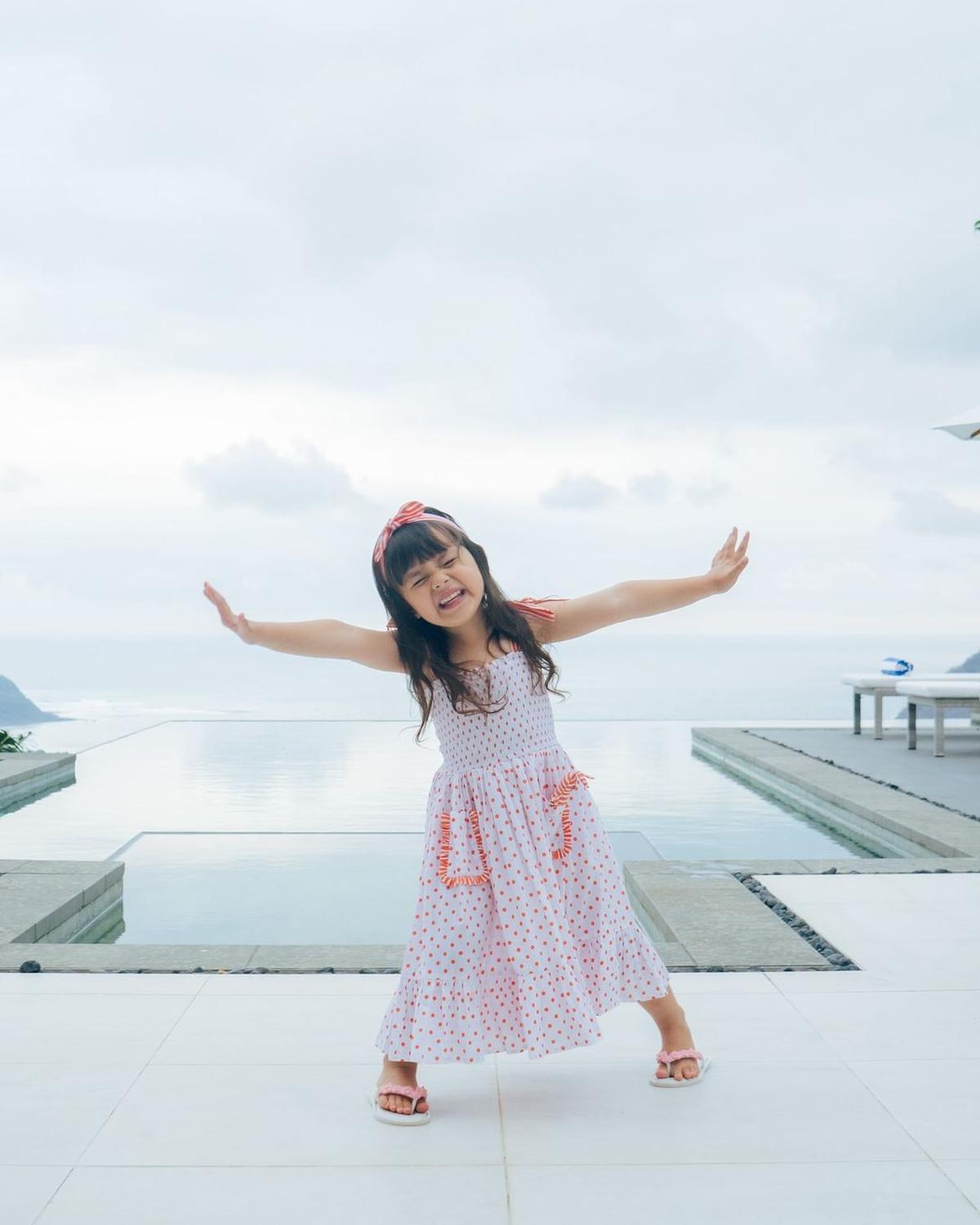 Potret Gemas dan Lucunya Chloe, Anak Asmirandah yang Sudah Pintar Pose