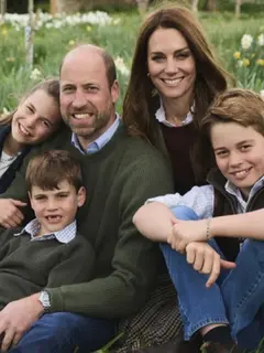 Kartu Ucapan Natal 2025 Meghan Markle dan Pangeran Harry Serta Pangeran William dan Kate Middleton. [@meghan/@princeandprincessofwales]