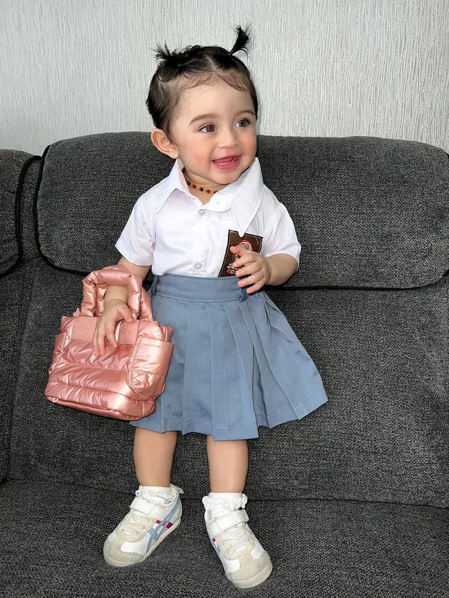 Pakai seragam SMA, penampilan Guzel putri Ali Syakieb dan Margin Wieheerm makin menggemaskan. (Instagram/guzelimalisyakieb)