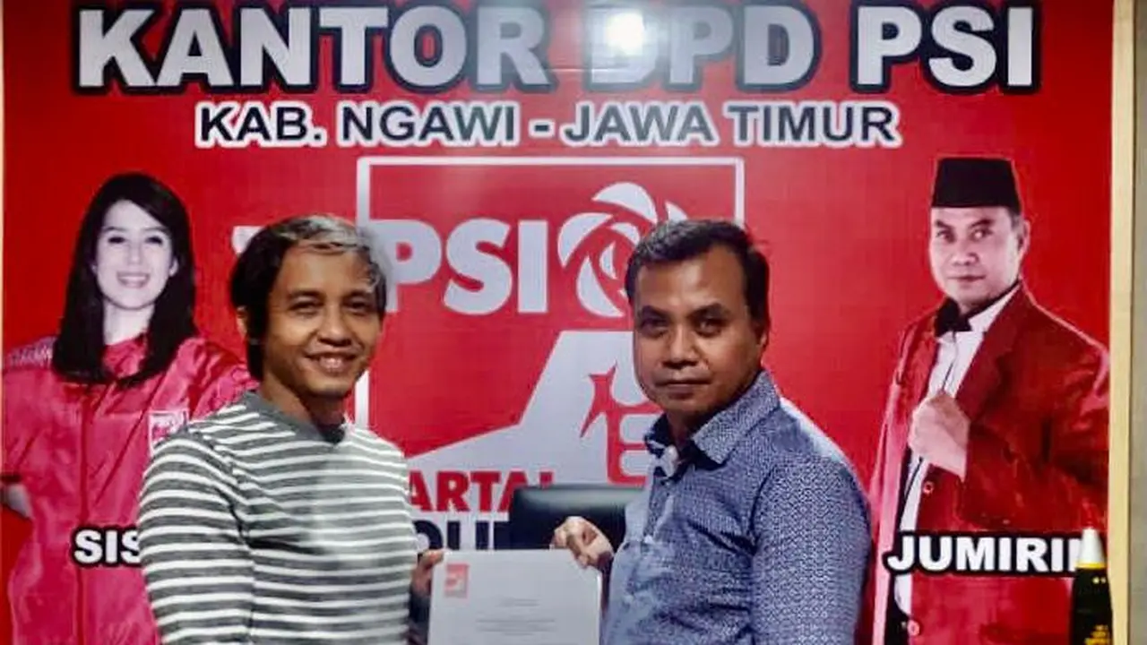 Ketua DPD PSI Ngawi Jumirin dalam seremoni penyerahan SK DPD PSI Ngawi.