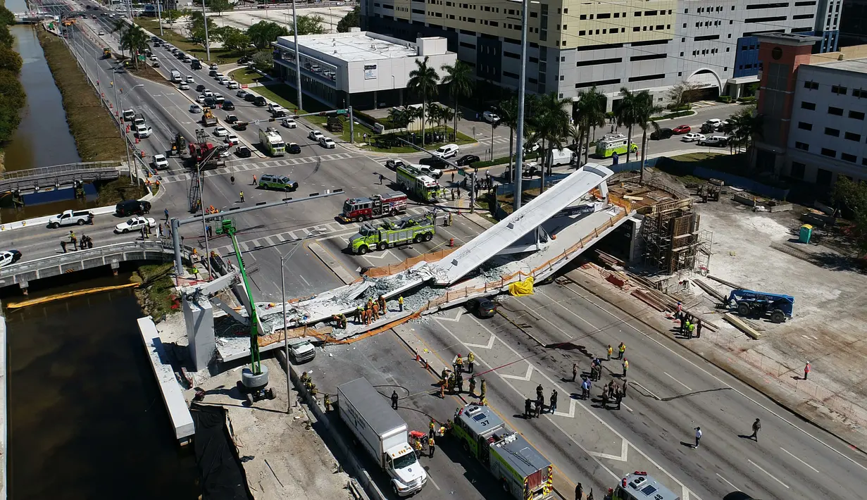 Kondisi jembatan pejalan kaki yang runtuh di Miami, Florida (15/3). Sebelumnya otoritas Florida memprediksi jumlah korban tewas antara enam dan 10 orang. (Pedro Portal / Miami Herald via AP)